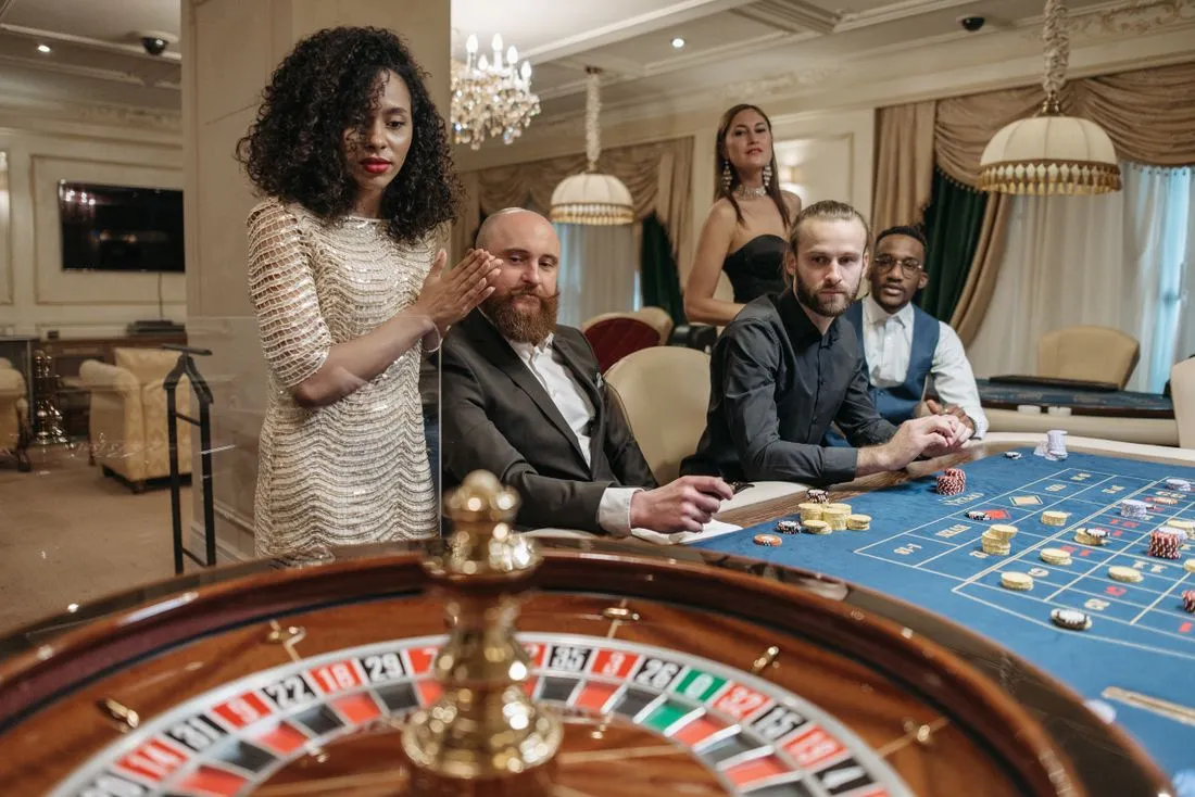 Jogadores numa mesa de roleta de casino