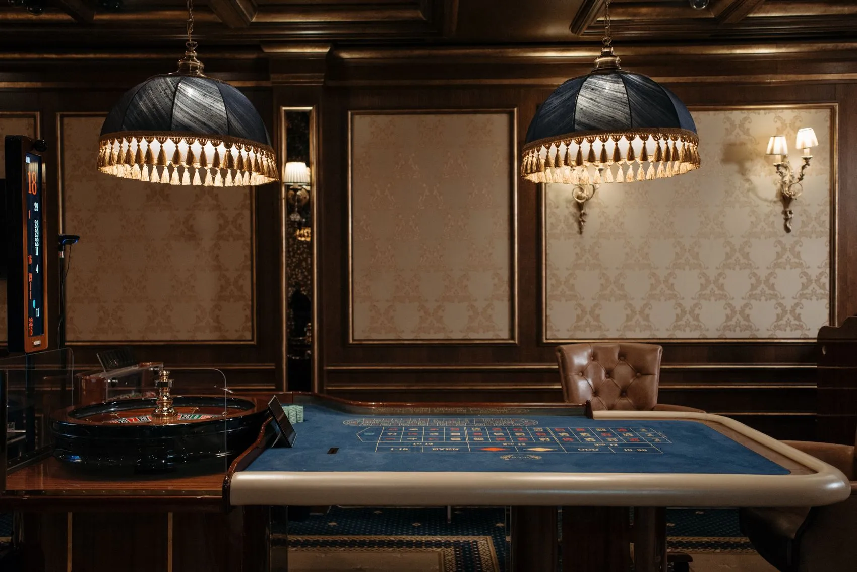 Sala de casino com mesa de roleta e iluminação clássica